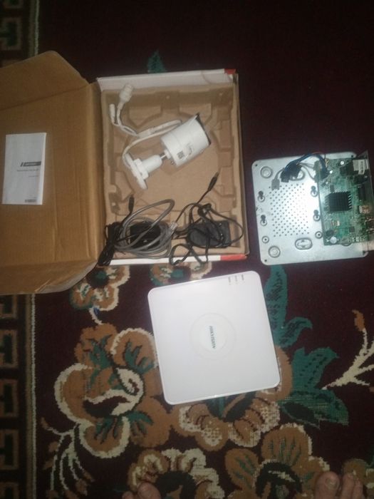 Видеорегистратор DVR Hikvision +телек самсунг 32