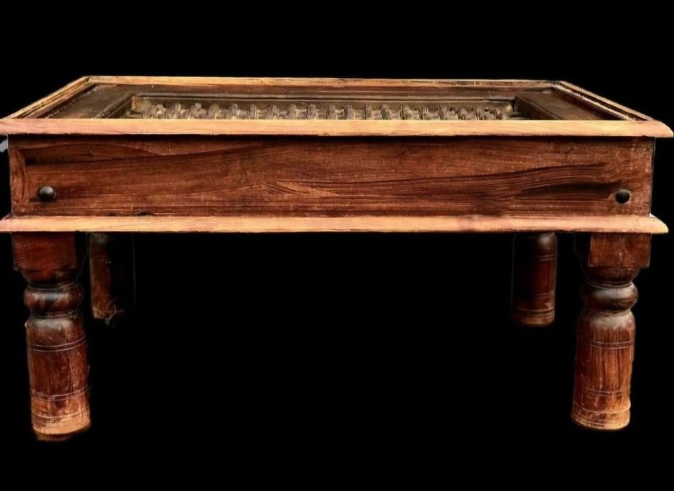 Unicat!Măsuță de cafea făcută dintr-un geam medieval.