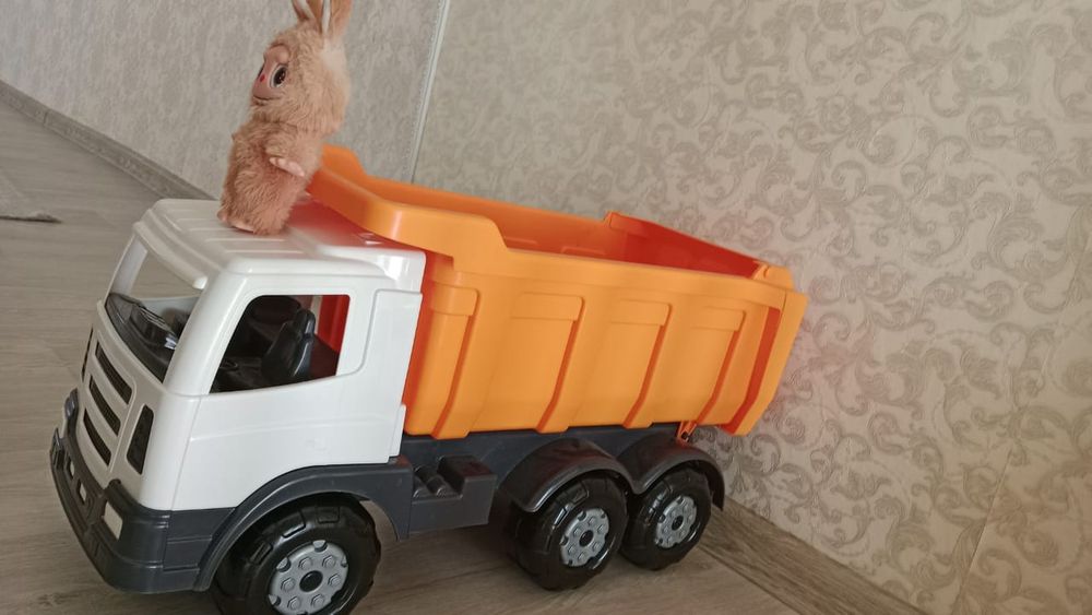 Продам детский камаз и в подарок игрушка лабубу