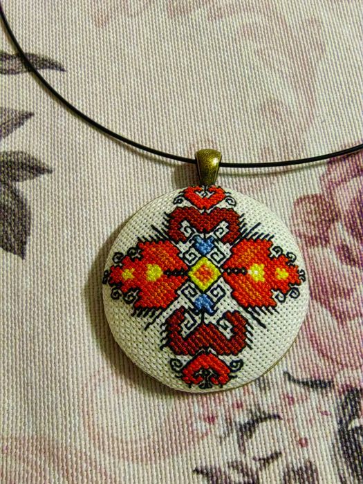 ръчно бродирано бижу