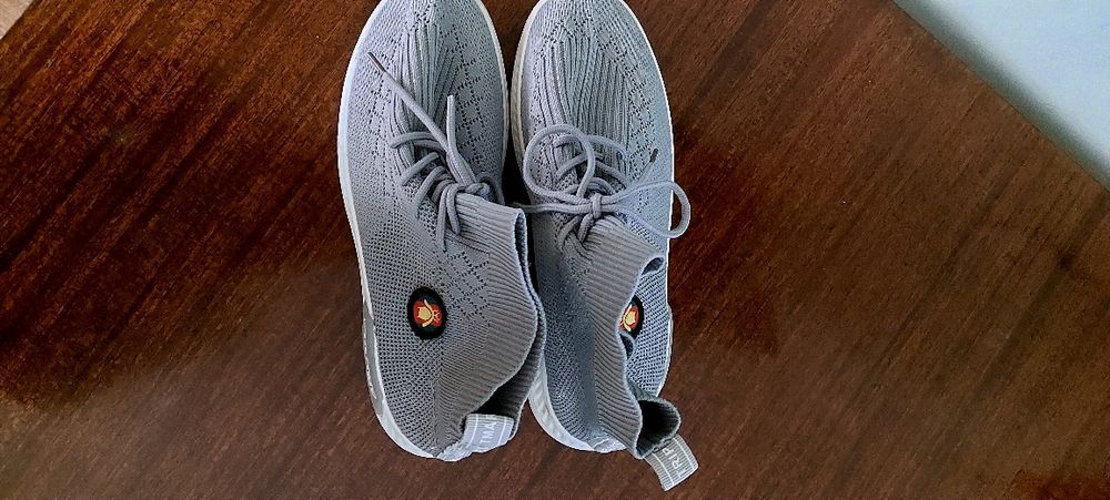 Серые дышащие кроссовки