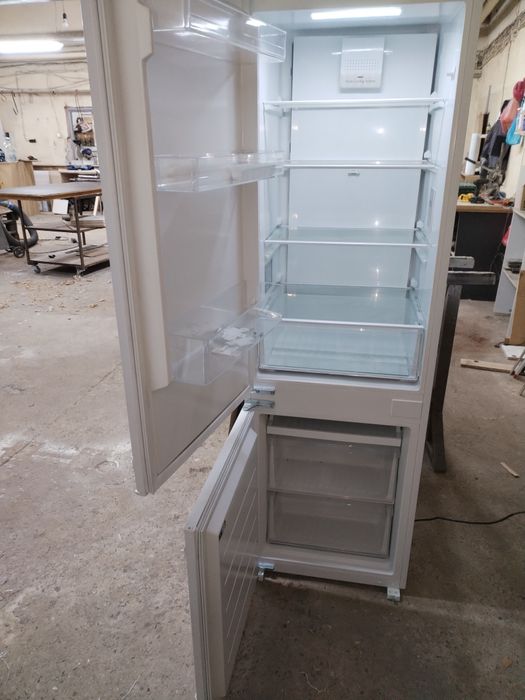 Хладилник за вграждане.