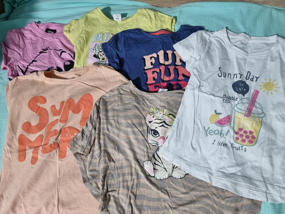 Vând tricouri fetițe