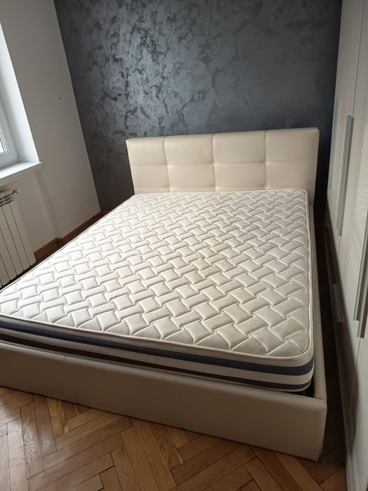 Vând mobilă în stare bună: pat,dresing și canapea.