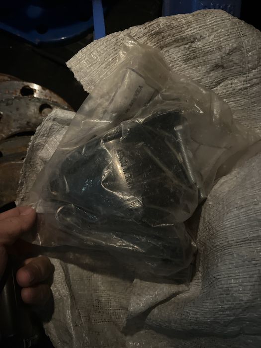 Продам задвижок, флянцев и седло