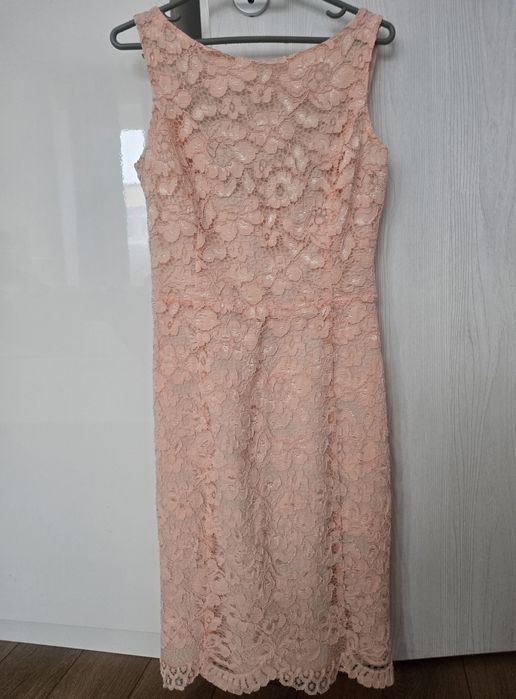 Рокля цвят праскова с гол гръб