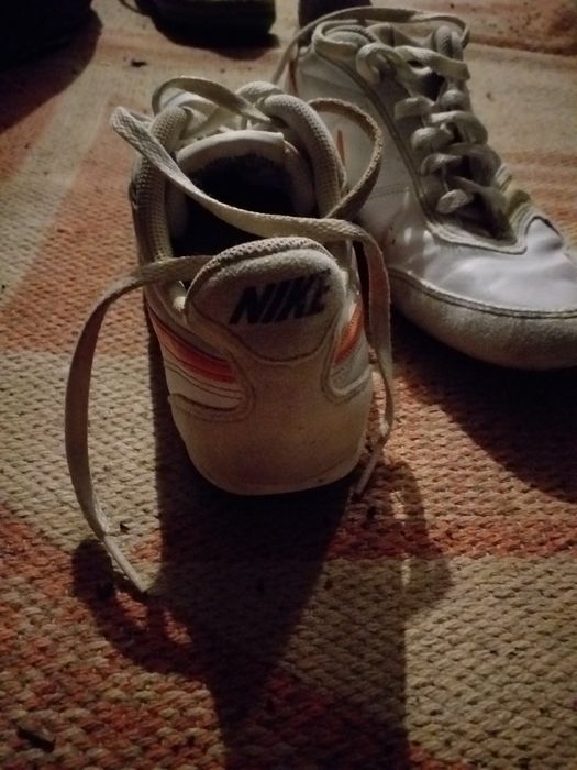 Nike pentru femei marimea 37,5 adidasi pentru sala (fotbal)
