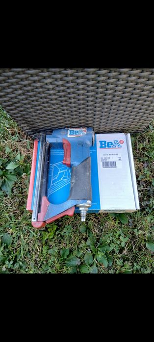 Pistol pneumatic  de capsat.