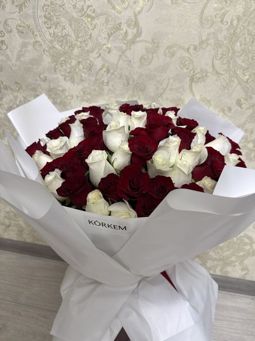 Букет из 101 белых и красных роз