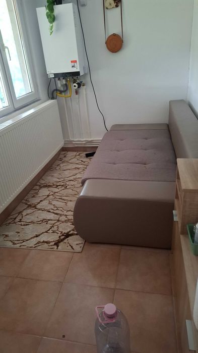 Canapea extensibila si masa cu scaune extensibila cu 6 scaune 600 canapeaua negociabil si 700 masa cu scaune  negociabil