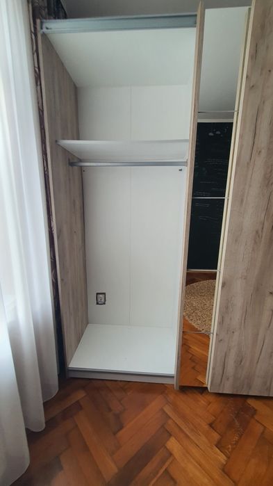 Dulap mare, modern, cu uși culisante și oglinzi