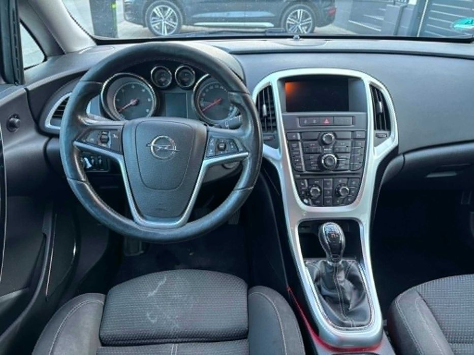 Vand  opel astra j  an 2011  motor 1.7 CDTI 6 viteze  euro 5 consum 4L