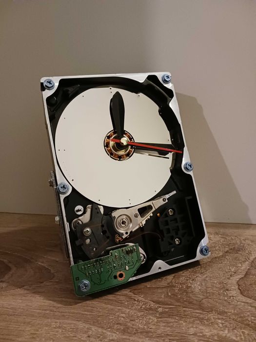 Ceas HDD realizat manual