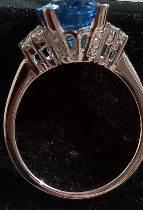 24 Брилианта Топаз природный.