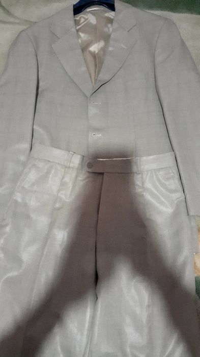 Erkaklar kastyumi molochniy rangli