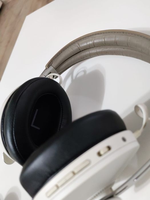 Sennheiser Momentum 3 (ca noi) impecabile.