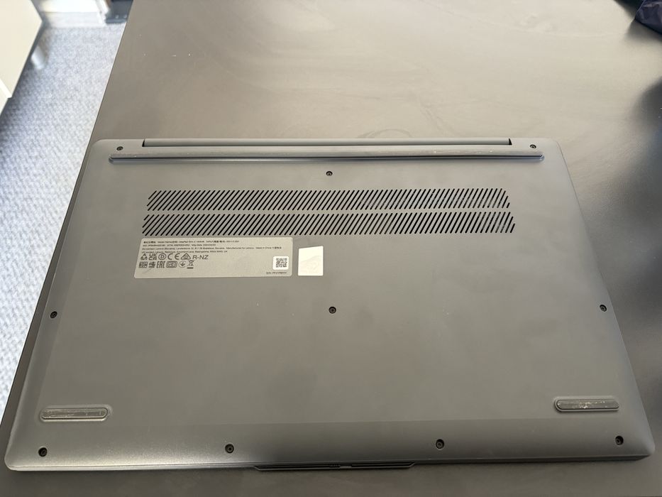 Vand doua laptopuri Lenovo