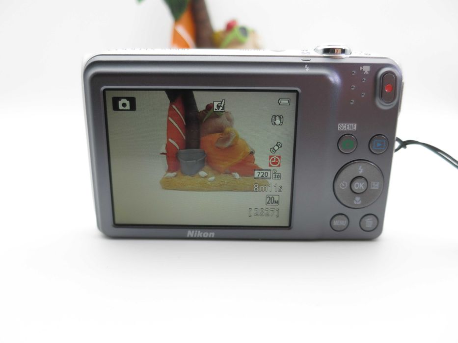 Nikon Coolpix S3500 ултра компактен цифров фотоапарат, дигитална камера в сребърен цвят 20MP и 7х оптичен зум, НОВА, пълен комплект, работи отлично!