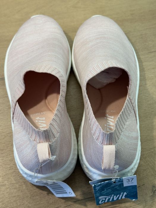 Кроссовки новые женские