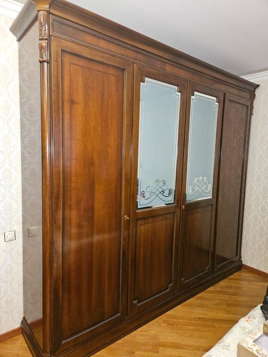 Продам большой 4-дверный шкаф в классическом стиле