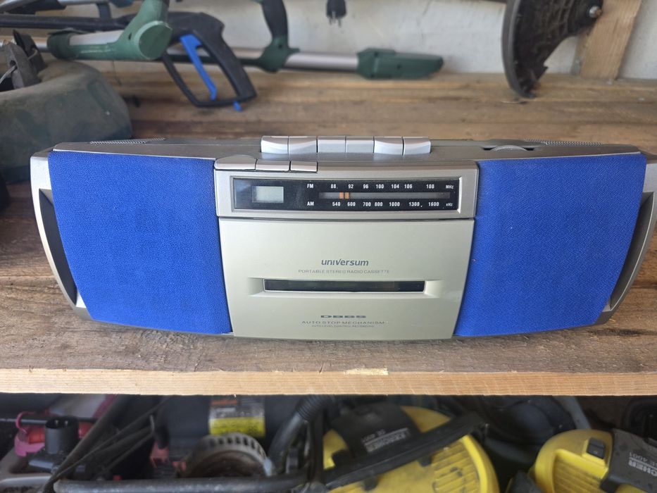 Vand 2 radiocasetofoane Grundig si Universum