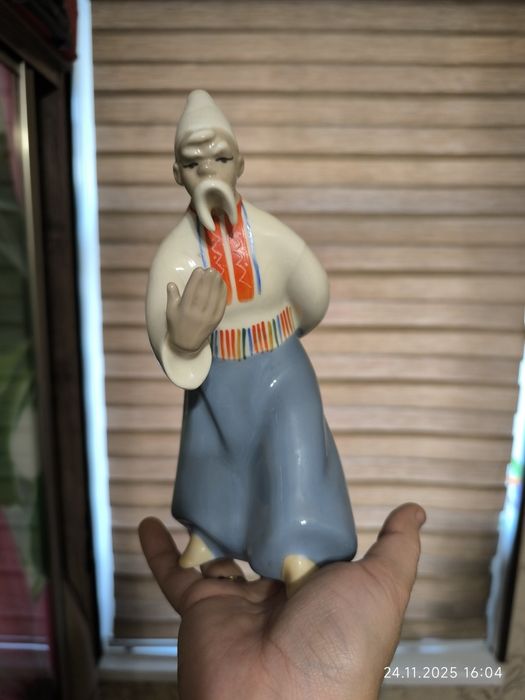 Фарфоровая статуэтка.