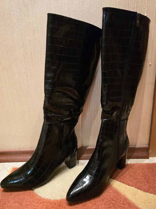 Дамски ботуши с дебел ток