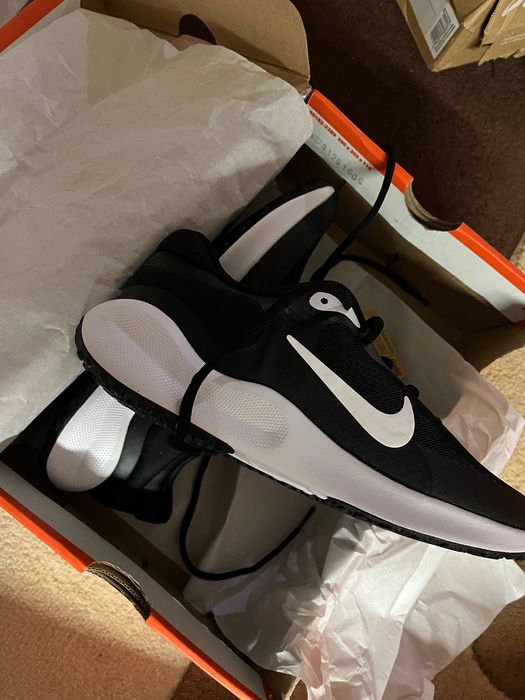 Nike revolution 7 black white