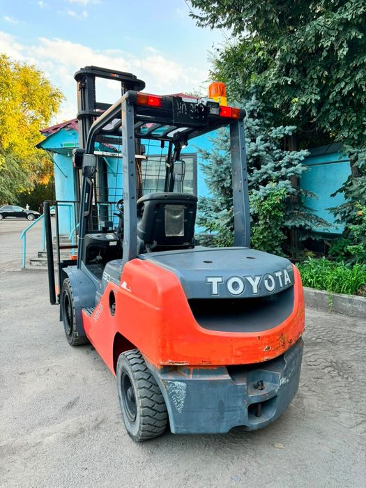 Вилочный Погрузчик Toyota 8FD30