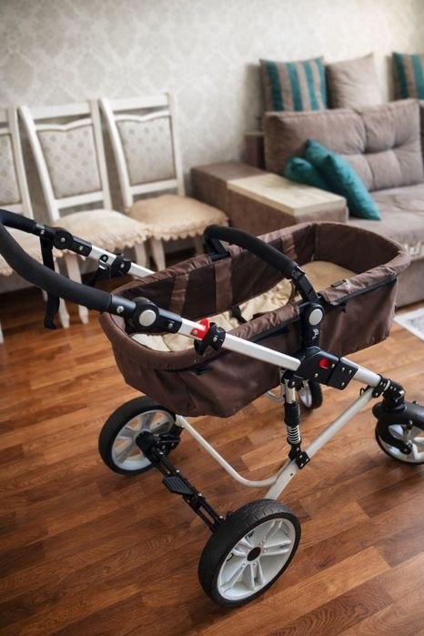 Продам недорого коляску и ходунки