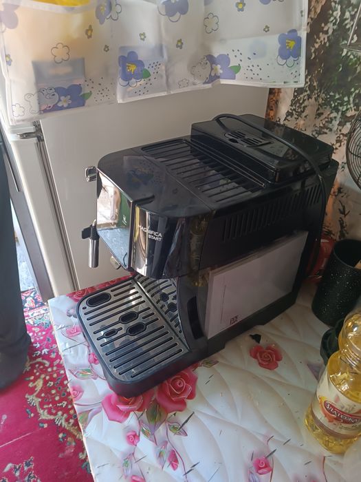 Кофемашина Delongi Magnifica продам срочно б/у