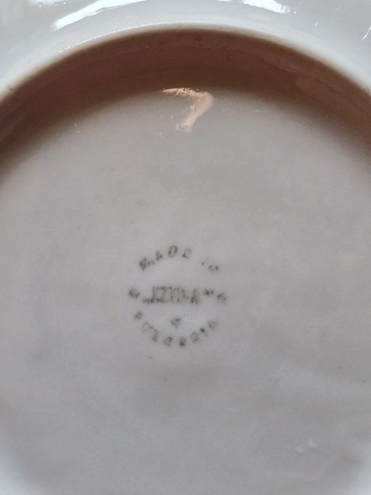 Порцеланови чинии "Изида" с бароков релеф
8 бр. дълбоки, 
6 бр. плитки