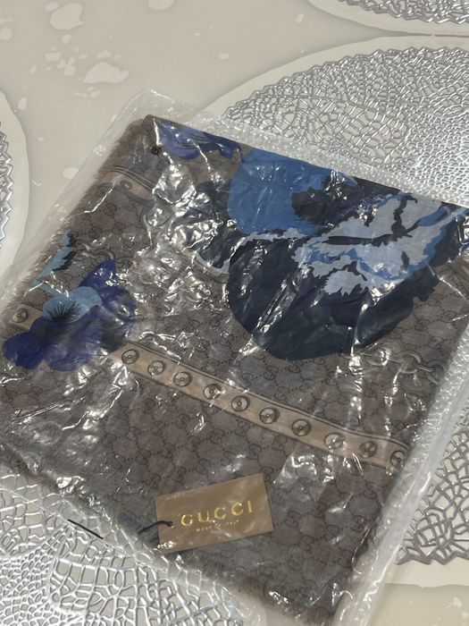 Платок гучи с синим цветком