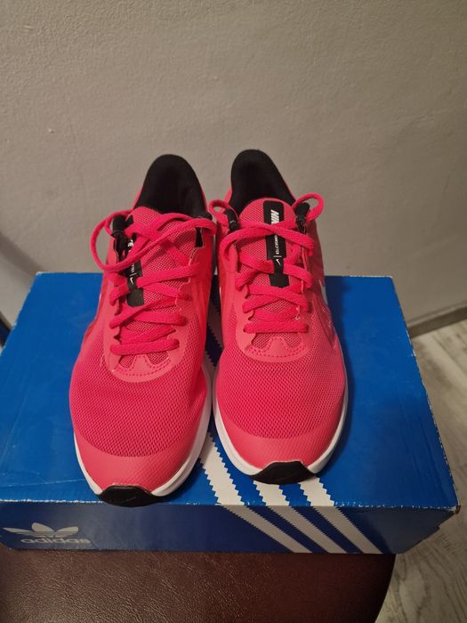 Vând încălțări Nike damă