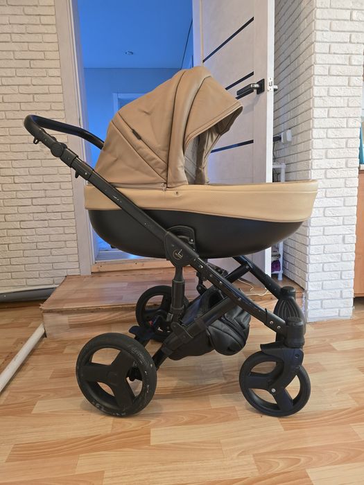 Продам коляску  3 в 1