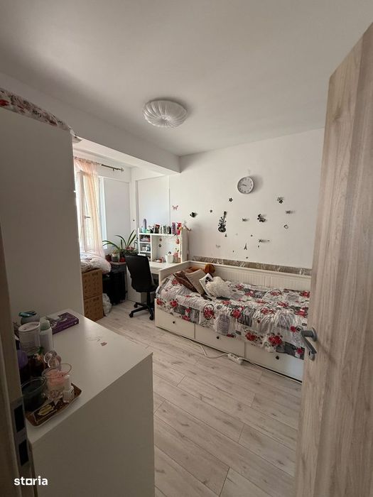 Apartament cu 3 camere semimobilat
