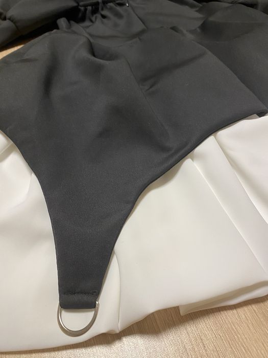 Официална рокла с дълъг ръкав,която върви със бяло коланче,размер S/M