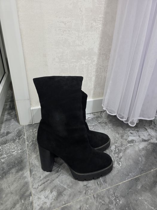 Замшевые зимние сапожки