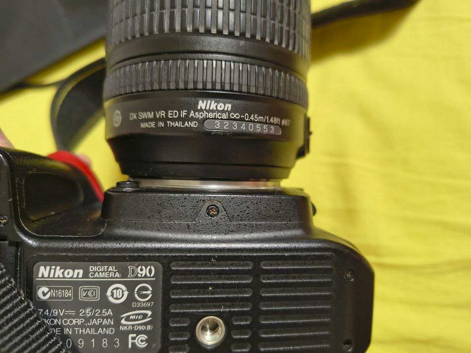 Aparat foto DSLR Nikon D90 cu obiectiv Nikkor 18-105mm