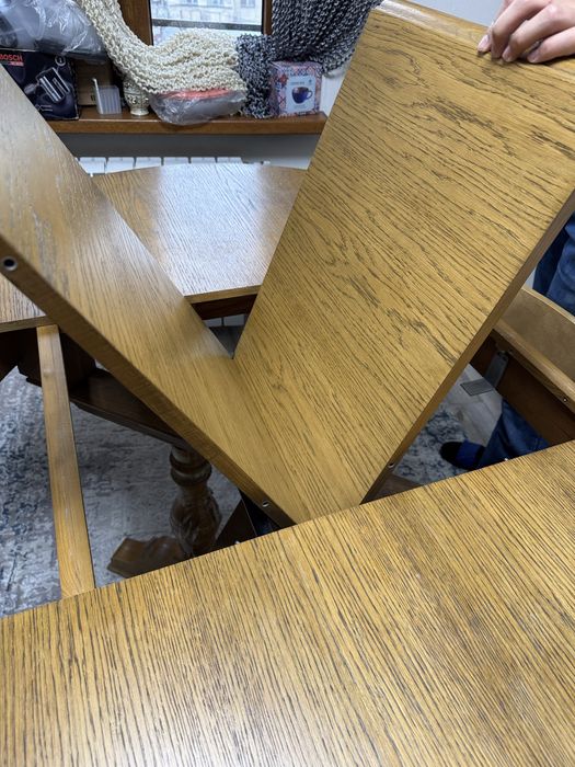 Обеденный стол из дерева