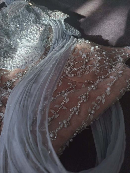 Дизайнерска рокля с 3D цветя и бляскави детайли