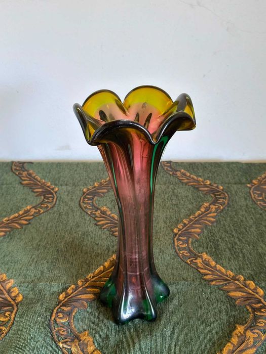 Vază sticlă suflată manual, formă de floare, stil Art Nouveau, degrade galben-roz-verde