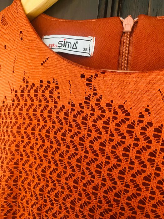 Rochie deosebită cu mâneci clopot