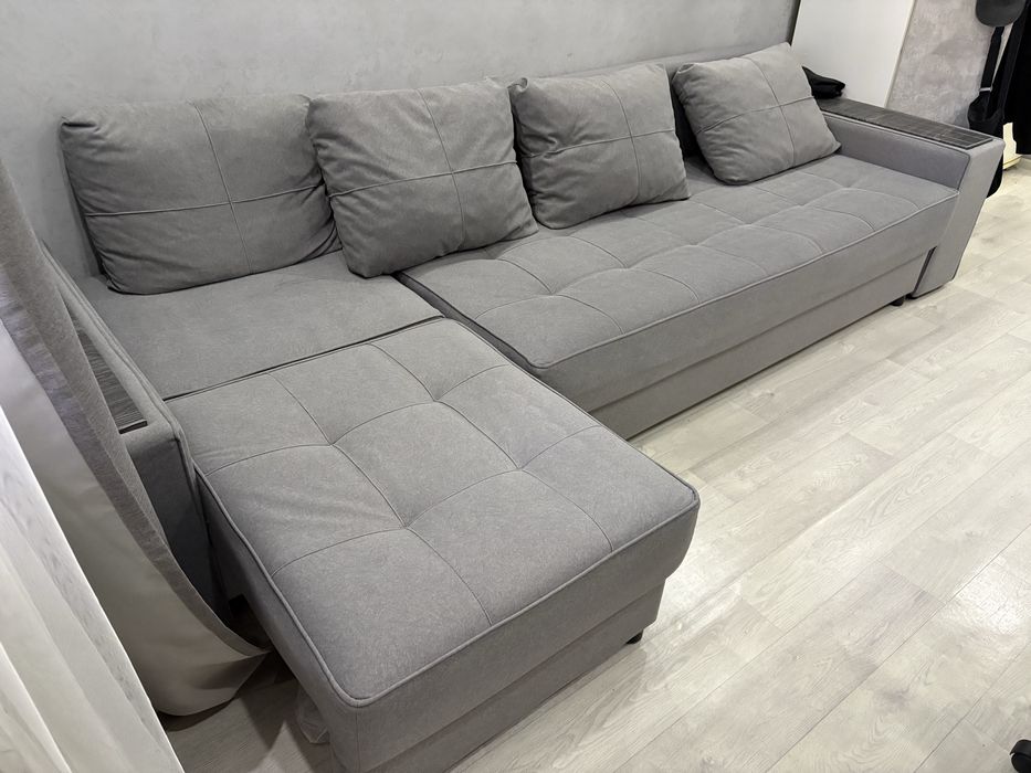 Большой диван,Серого цвета