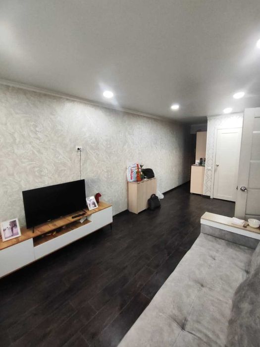 Продам  2х комнатную  Космонавтов 4