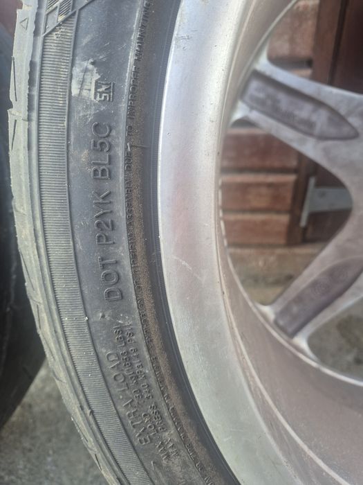 2 roti 245/40ZR19 98W + o anvelopa aceleași dimensiunj