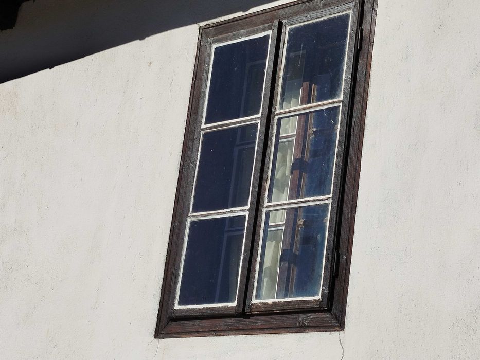 Дървена дограма с двойни прозорци, без каси, преграда за тераса.