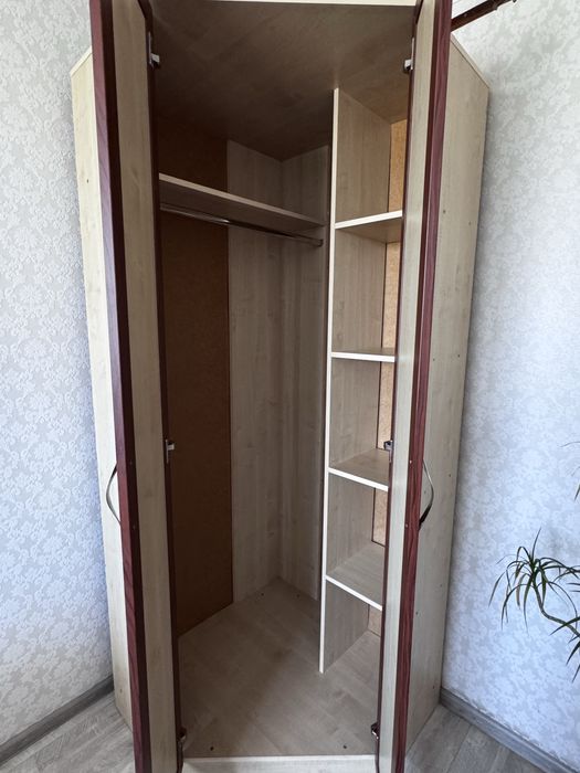 Продам угловой шкаф