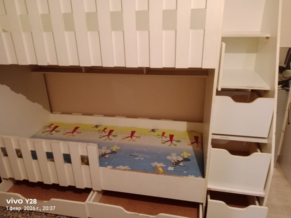Кровать двухъярусная б/у
