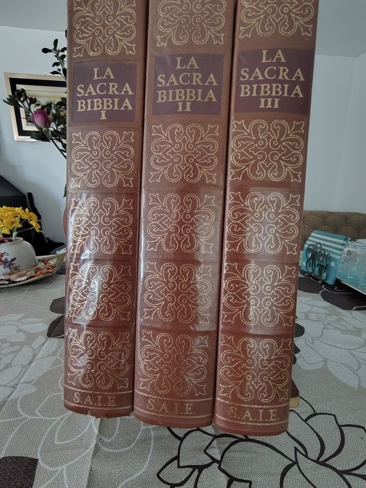La Sacra Bibbia – set 3 volume în limba italiană ediție din 1959 + suport din lemn